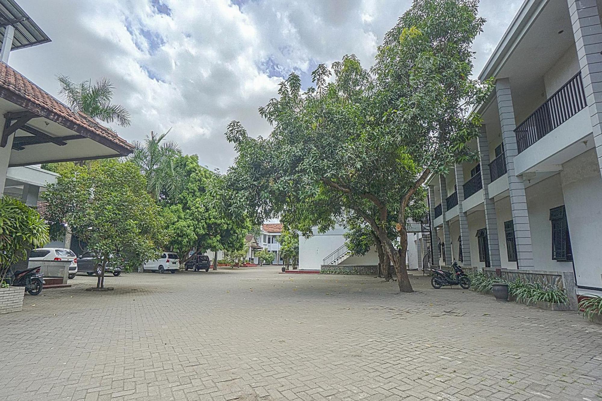 Oyo Life 90589 Palem Garden Hotel ตุลุงอากุง ภายนอก รูปภาพ